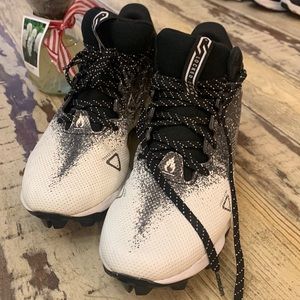 Boys UA football cleats 7.5